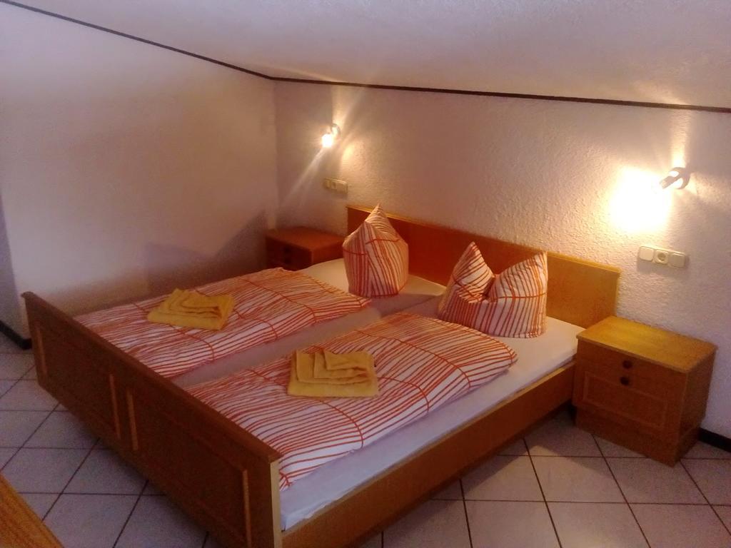 Hotel Wildrose นอยเคียร์เชน อัม โกรสเวเนดิเกอร์ ภายนอก รูปภาพ